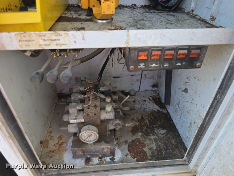 image for item DQ4562 2002 Chevrolet C6500 utility / service truck