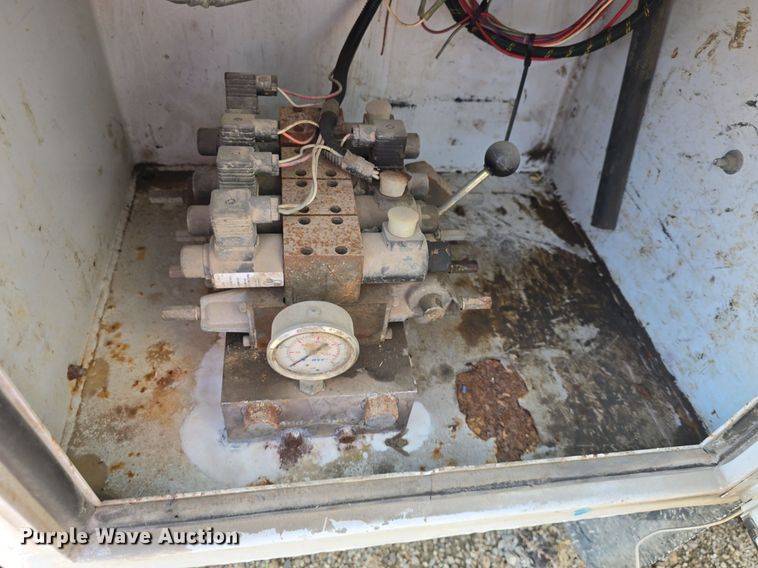 image for item DQ4562 2002 Chevrolet C6500 utility / service truck