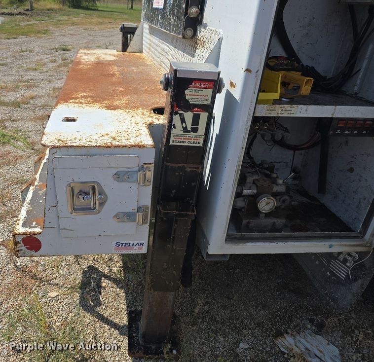 image for item DQ4562 2002 Chevrolet C6500 utility / service truck