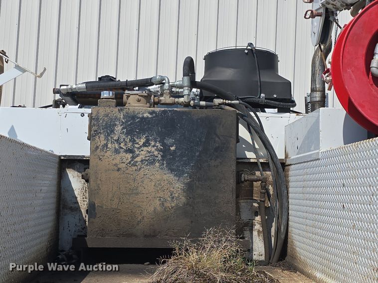 image for item DQ4562 2002 Chevrolet C6500 utility / service truck