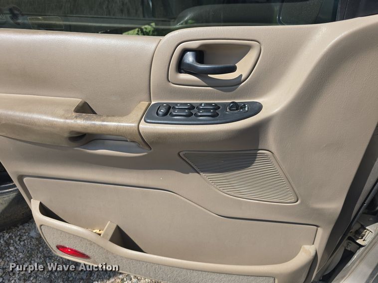 image for item DQ4567 2002 Ford Windstar LX SUV