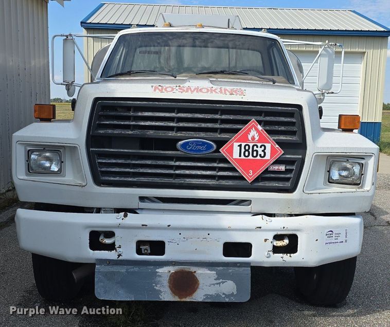 image for item DQ4572 1986 Ford F700 fuel truck