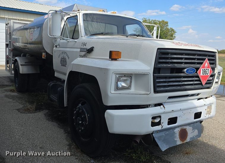 image for item DQ4572 1986 Ford F700 fuel truck