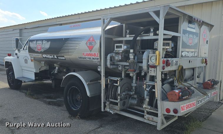 image for item DQ4572 1986 Ford F700 fuel truck