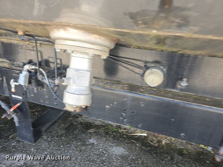 image for item DQ4572 1986 Ford F700 fuel truck