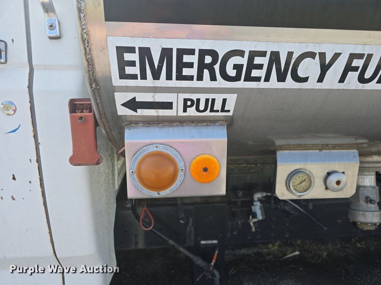 image for item DQ4572 1986 Ford F700 fuel truck