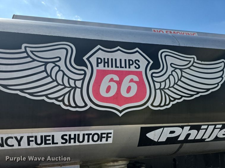 image for item DQ4572 1986 Ford F700 fuel truck