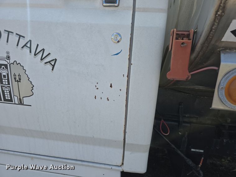 image for item DQ4572 1986 Ford F700 fuel truck