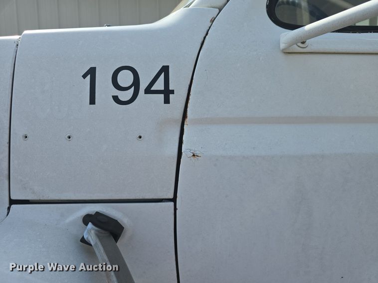 image for item DQ4572 1986 Ford F700 fuel truck