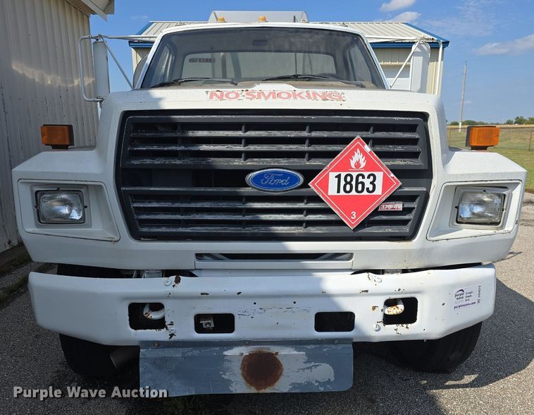 image for item DQ4572 1986 Ford F700 fuel truck