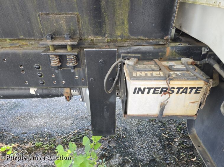 image for item DQ4572 1986 Ford F700 fuel truck