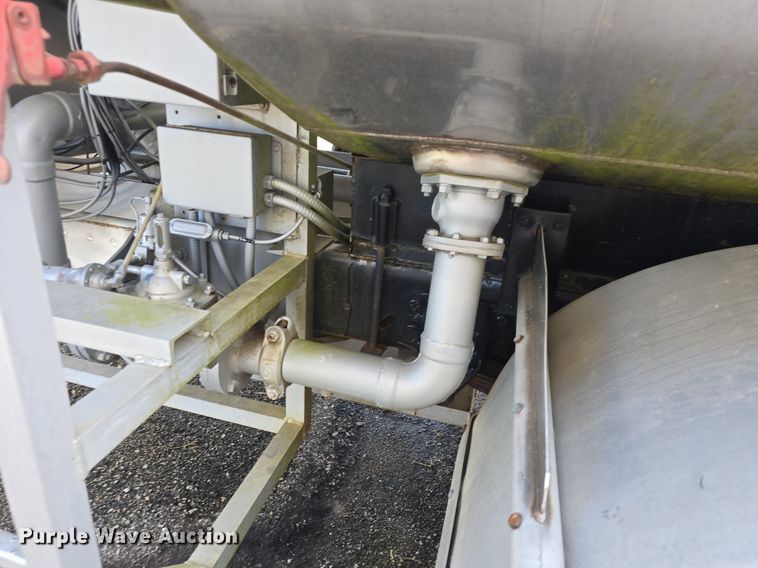 image for item DQ4572 1986 Ford F700 fuel truck