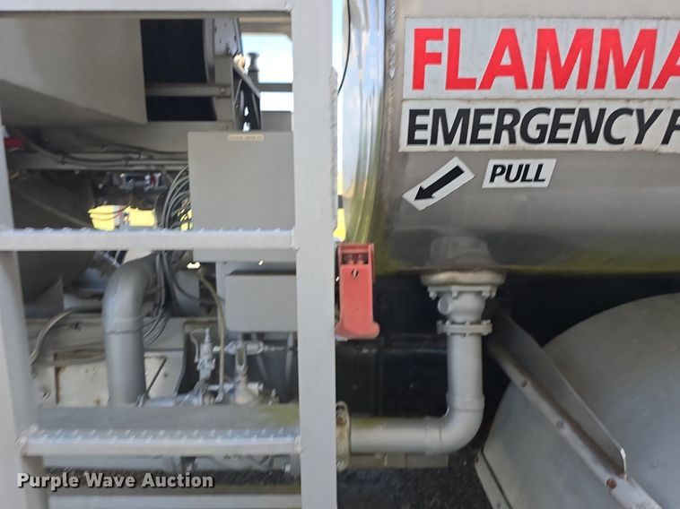 image for item DQ4572 1986 Ford F700 fuel truck