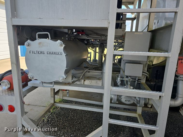 image for item DQ4572 1986 Ford F700 fuel truck