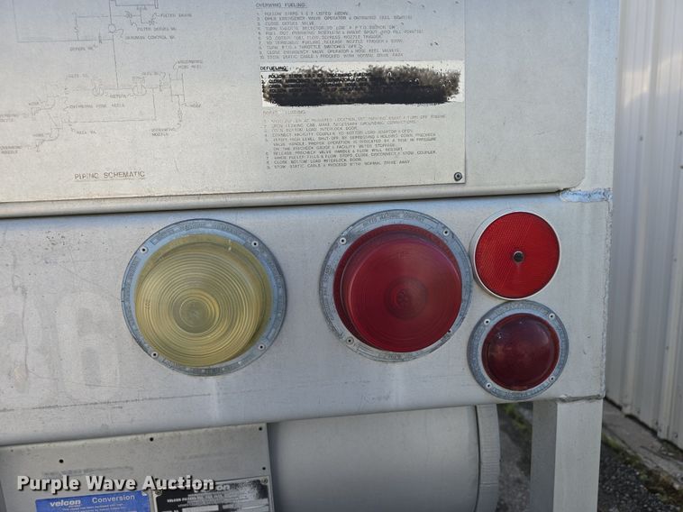 image for item DQ4572 1986 Ford F700 fuel truck