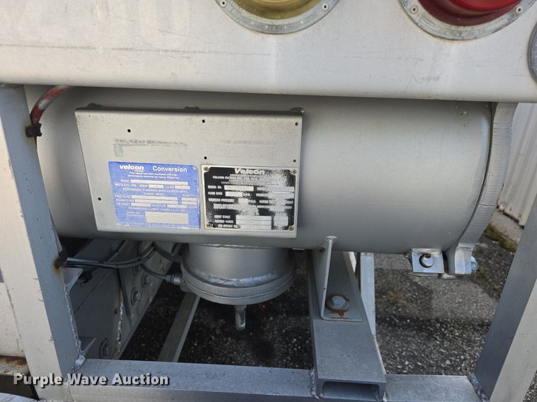 image for item DQ4572 1986 Ford F700 fuel truck