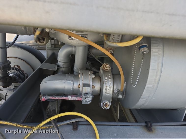 image for item DQ4572 1986 Ford F700 fuel truck