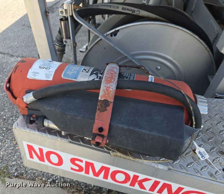 image for item DQ4572 1986 Ford F700 fuel truck