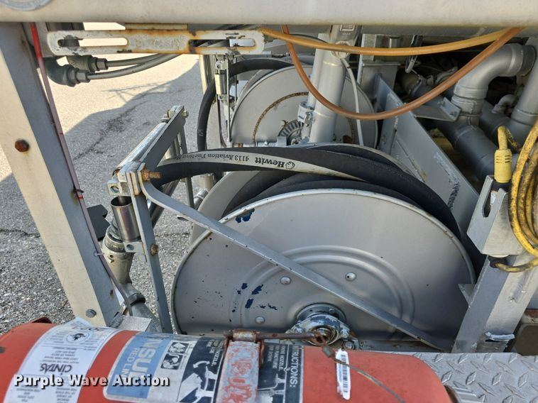 image for item DQ4572 1986 Ford F700 fuel truck