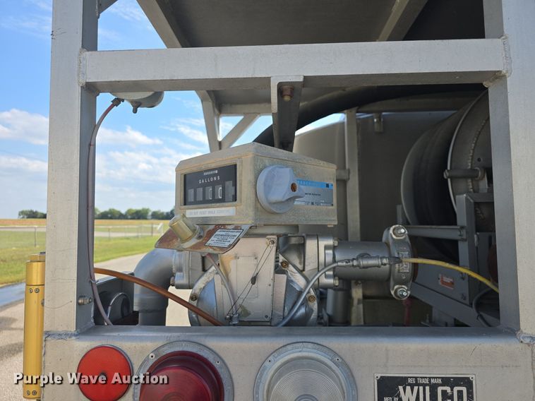 image for item DQ4572 1986 Ford F700 fuel truck