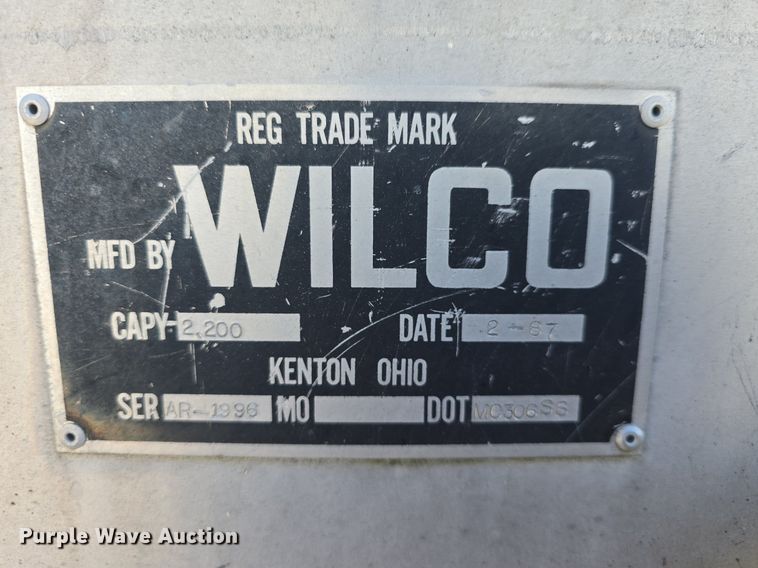 image for item DQ4572 1986 Ford F700 fuel truck