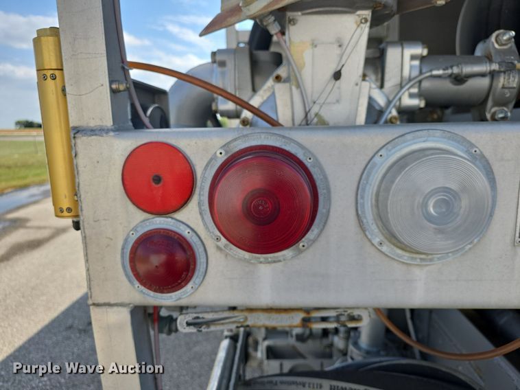 image for item DQ4572 1986 Ford F700 fuel truck