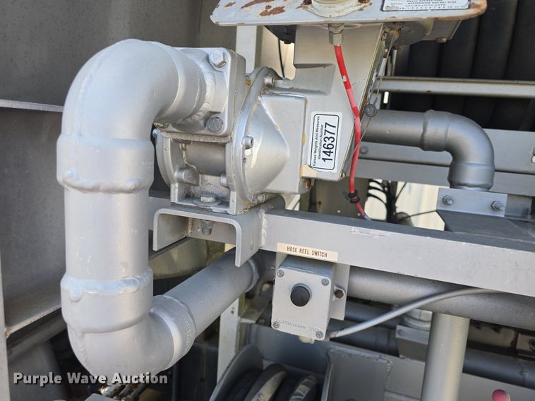 image for item DQ4572 1986 Ford F700 fuel truck