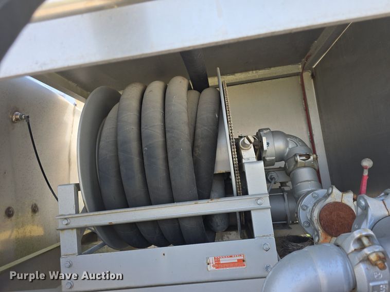 image for item DQ4572 1986 Ford F700 fuel truck