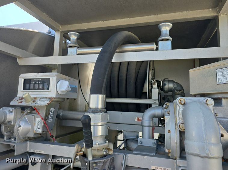 image for item DQ4572 1986 Ford F700 fuel truck