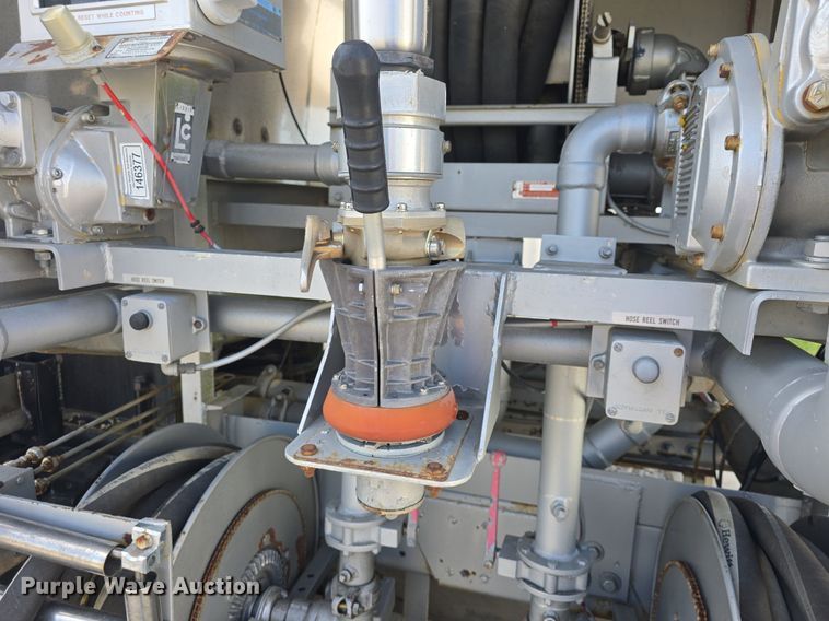 image for item DQ4572 1986 Ford F700 fuel truck