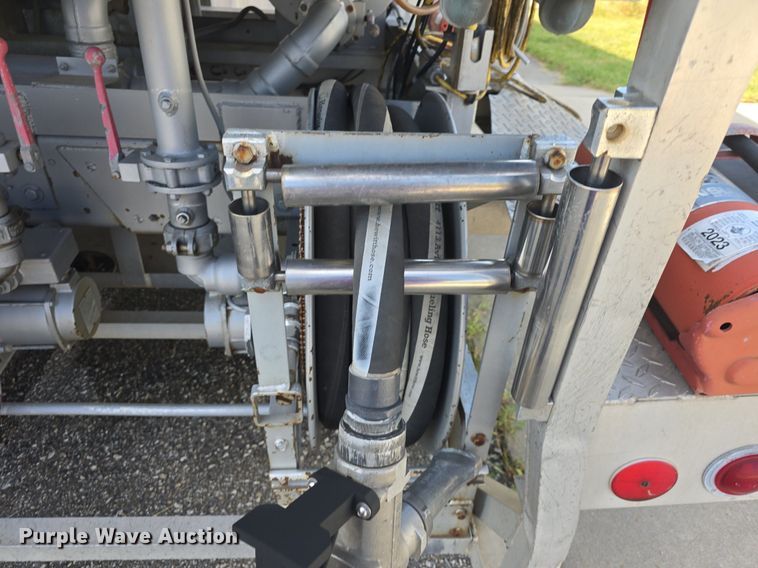 image for item DQ4572 1986 Ford F700 fuel truck