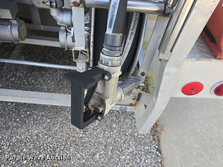 image for item DQ4572 1986 Ford F700 fuel truck