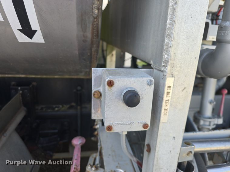 image for item DQ4572 1986 Ford F700 fuel truck