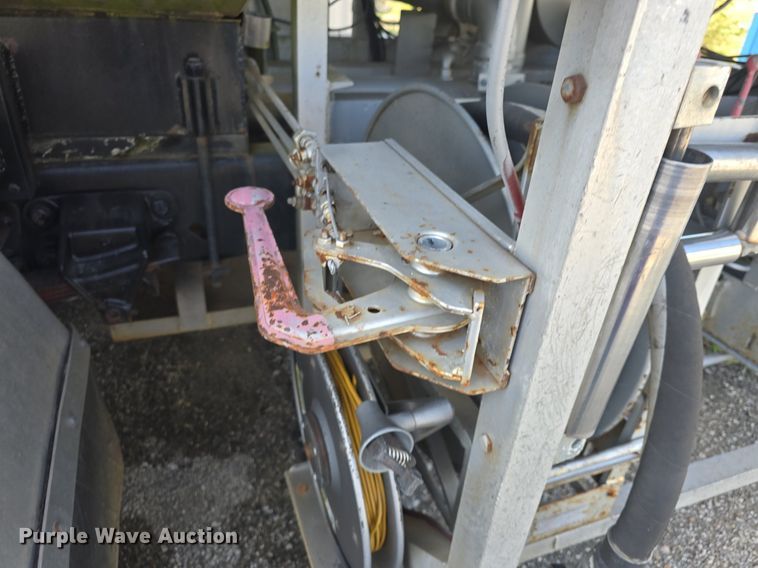 image for item DQ4572 1986 Ford F700 fuel truck