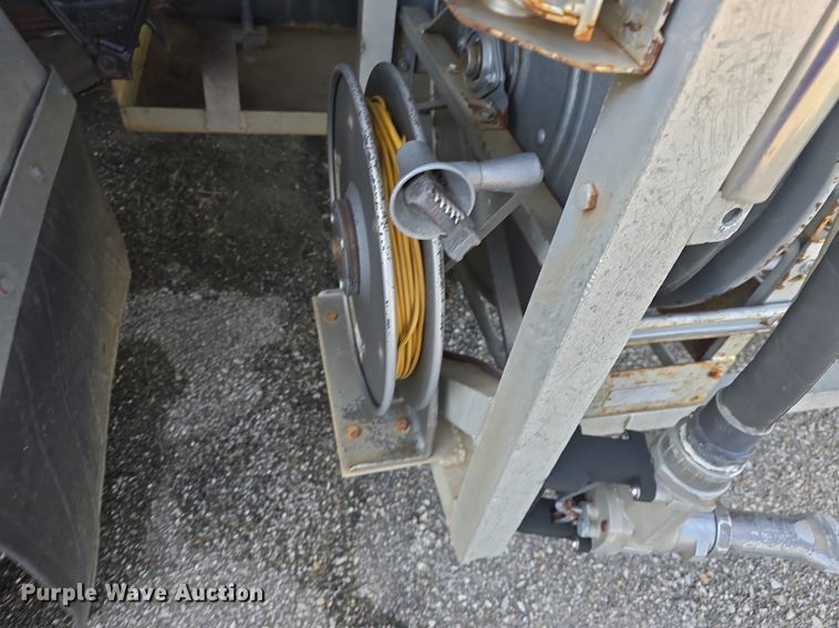 image for item DQ4572 1986 Ford F700 fuel truck