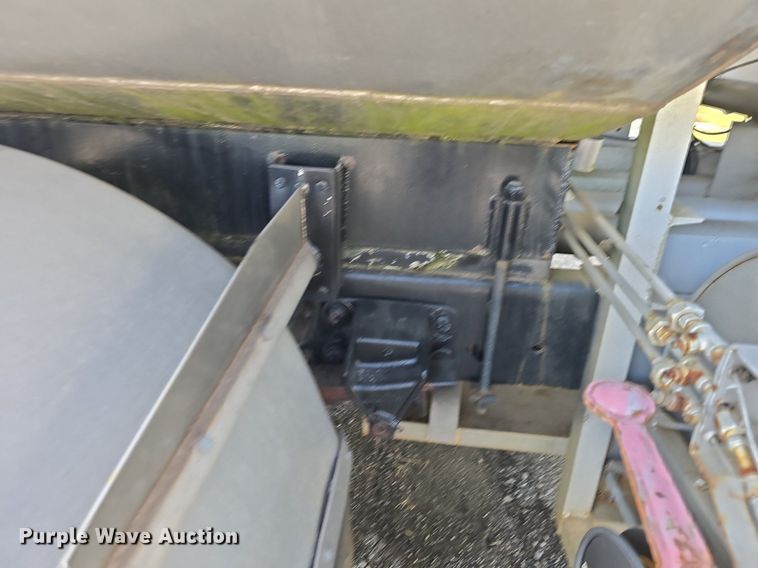 image for item DQ4572 1986 Ford F700 fuel truck