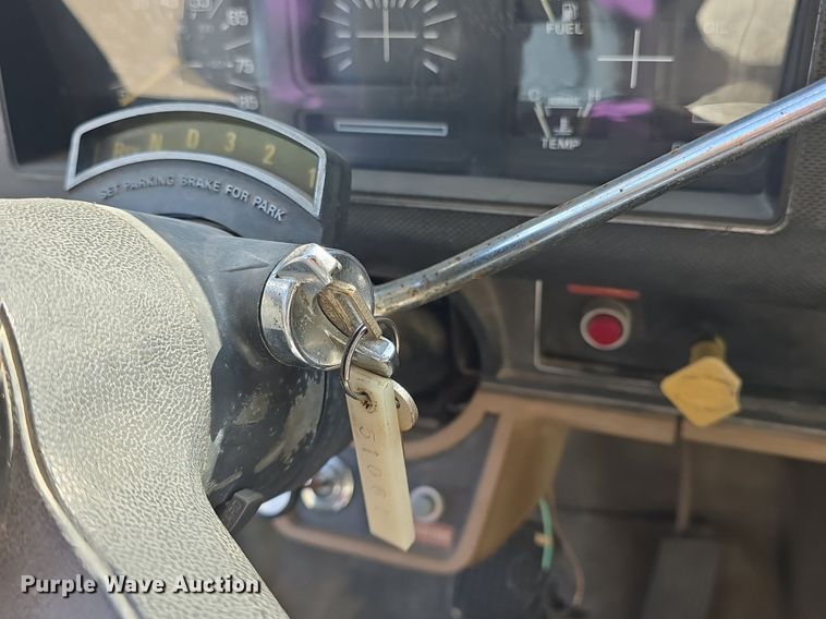 image for item DQ4572 1986 Ford F700 fuel truck