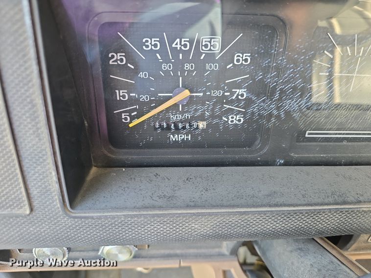 image for item DQ4572 1986 Ford F700 fuel truck