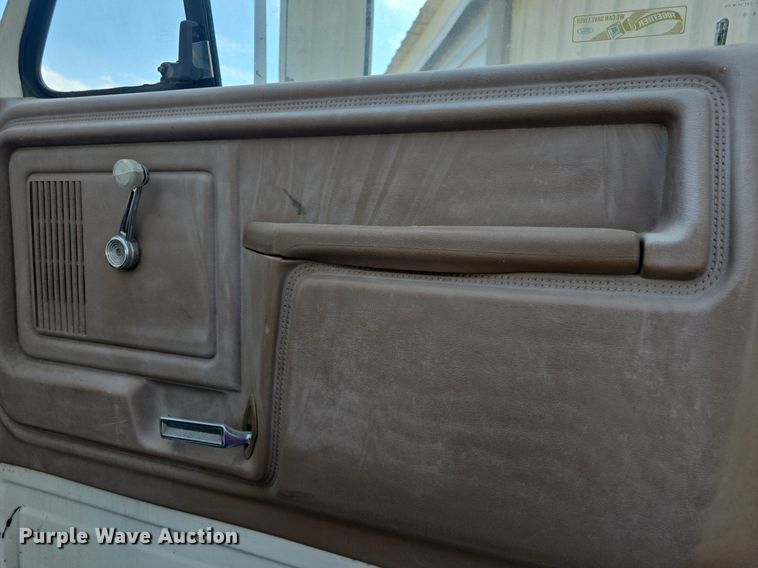 image for item DQ4572 1986 Ford F700 fuel truck