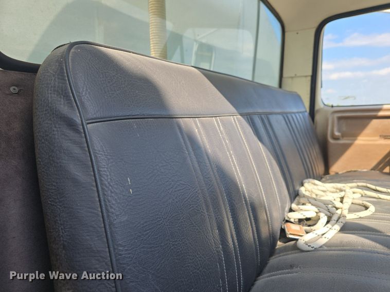 image for item DQ4572 1986 Ford F700 fuel truck