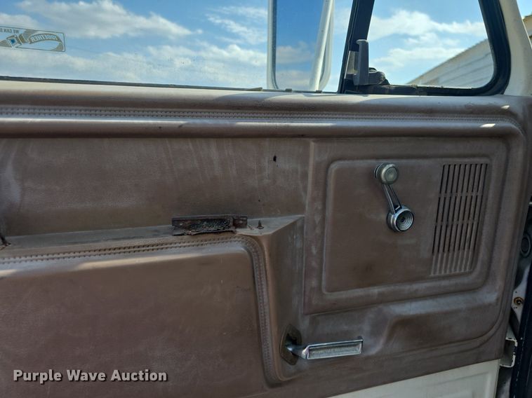 image for item DQ4572 1986 Ford F700 fuel truck