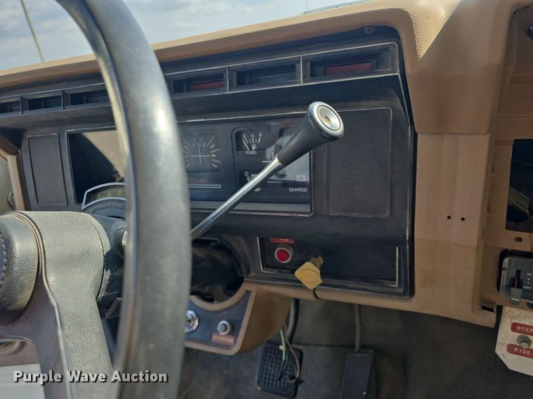 image for item DQ4572 1986 Ford F700 fuel truck