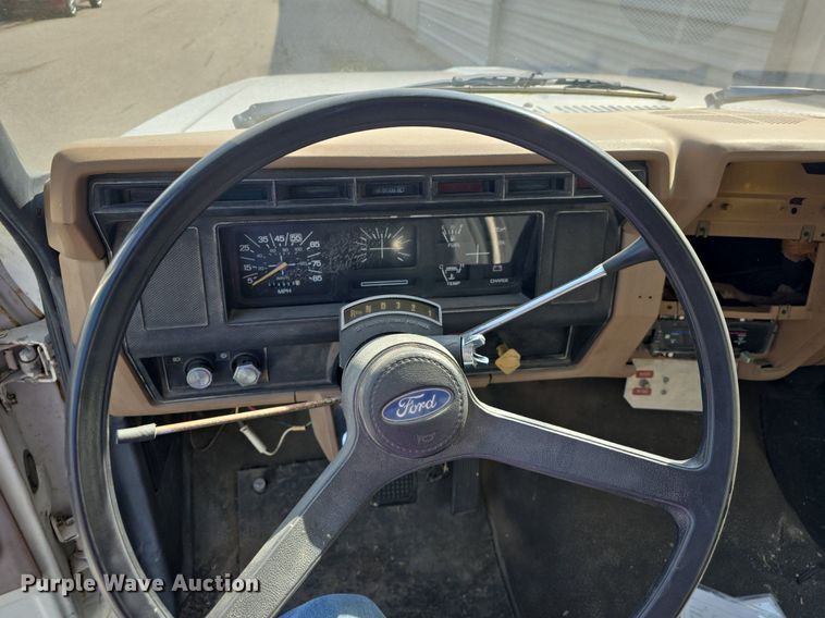 image for item DQ4572 1986 Ford F700 fuel truck