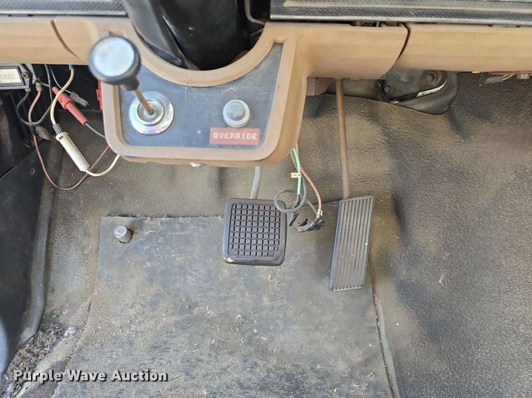 image for item DQ4572 1986 Ford F700 fuel truck