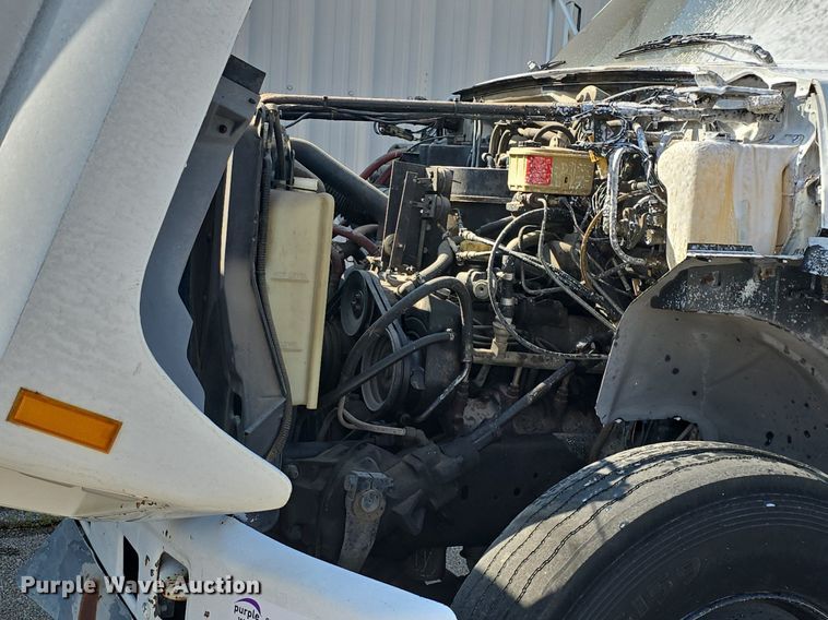 image for item DQ4572 1986 Ford F700 fuel truck