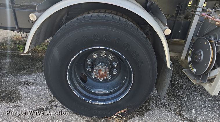 image for item DQ4572 1986 Ford F700 fuel truck