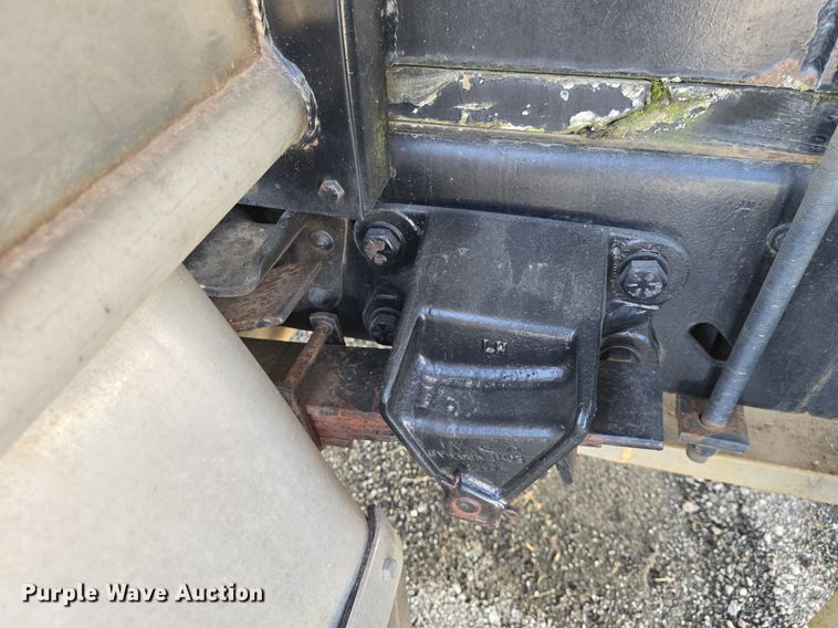 image for item DQ4572 1986 Ford F700 fuel truck