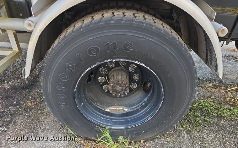 image for item DQ4572 1986 Ford F700 fuel truck