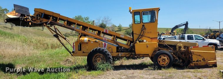 image for item DR4473 1980 Athey 7-12D windrow elevator