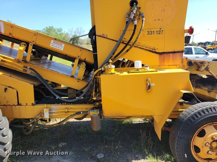 image for item DR4473 1980 Athey 7-12D windrow elevator